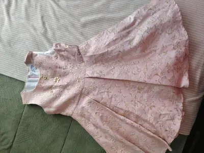 Vestido de niña rosa con bordado floral - miniatura 1