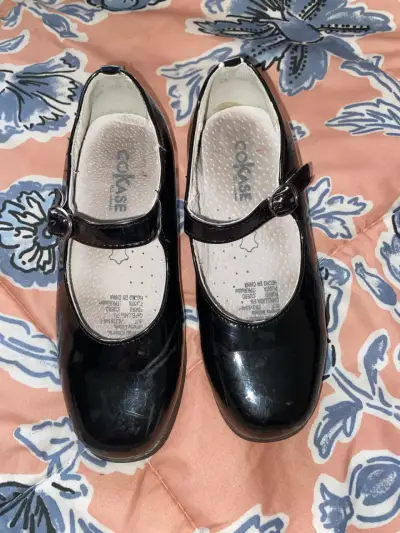 Zapatos de charol negros para niña Cokase - miniatura 1