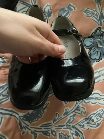 Zapatos de charol negros para niña Cokase - miniatura 3