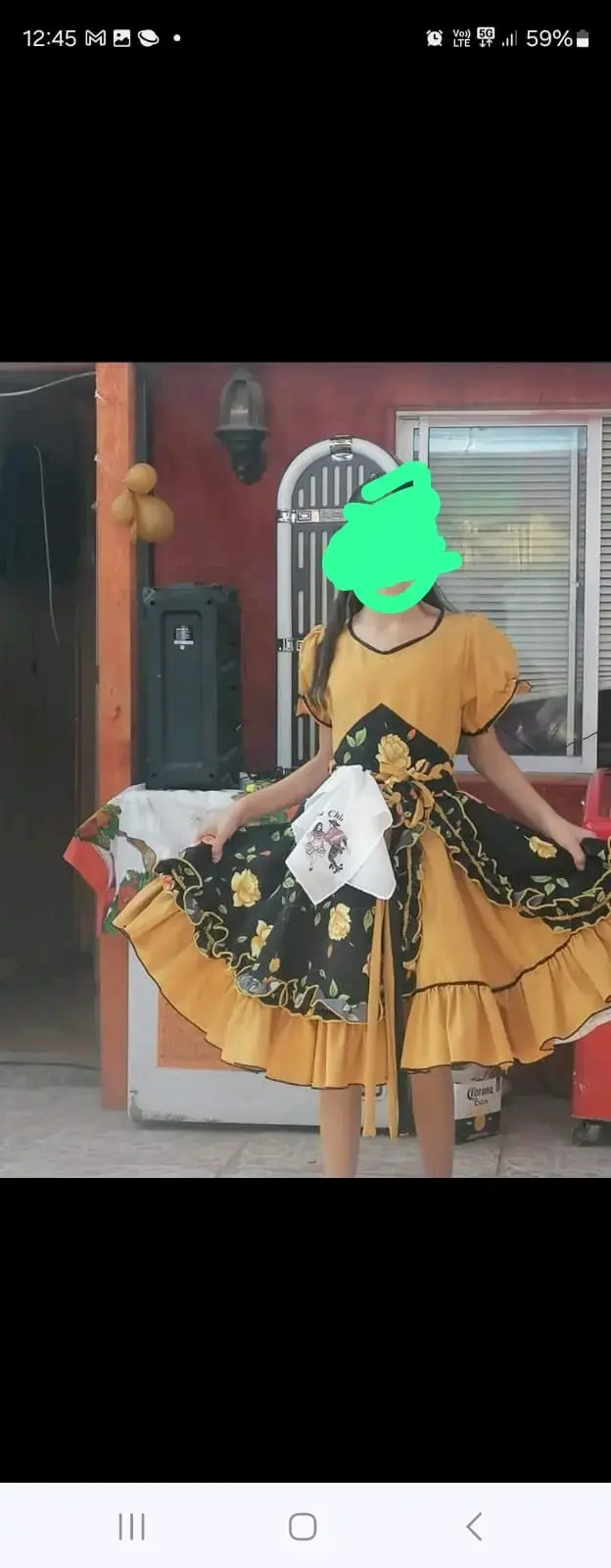 Vestido folclórico amarillo con flores