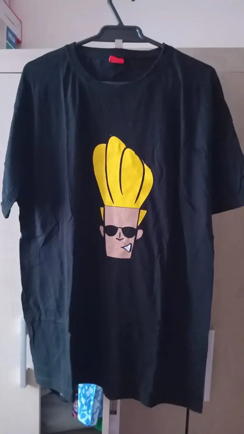 Polera negra con diseño animado