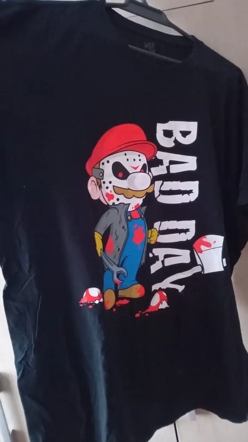 Polera negra con diseño gráfico Bad Day