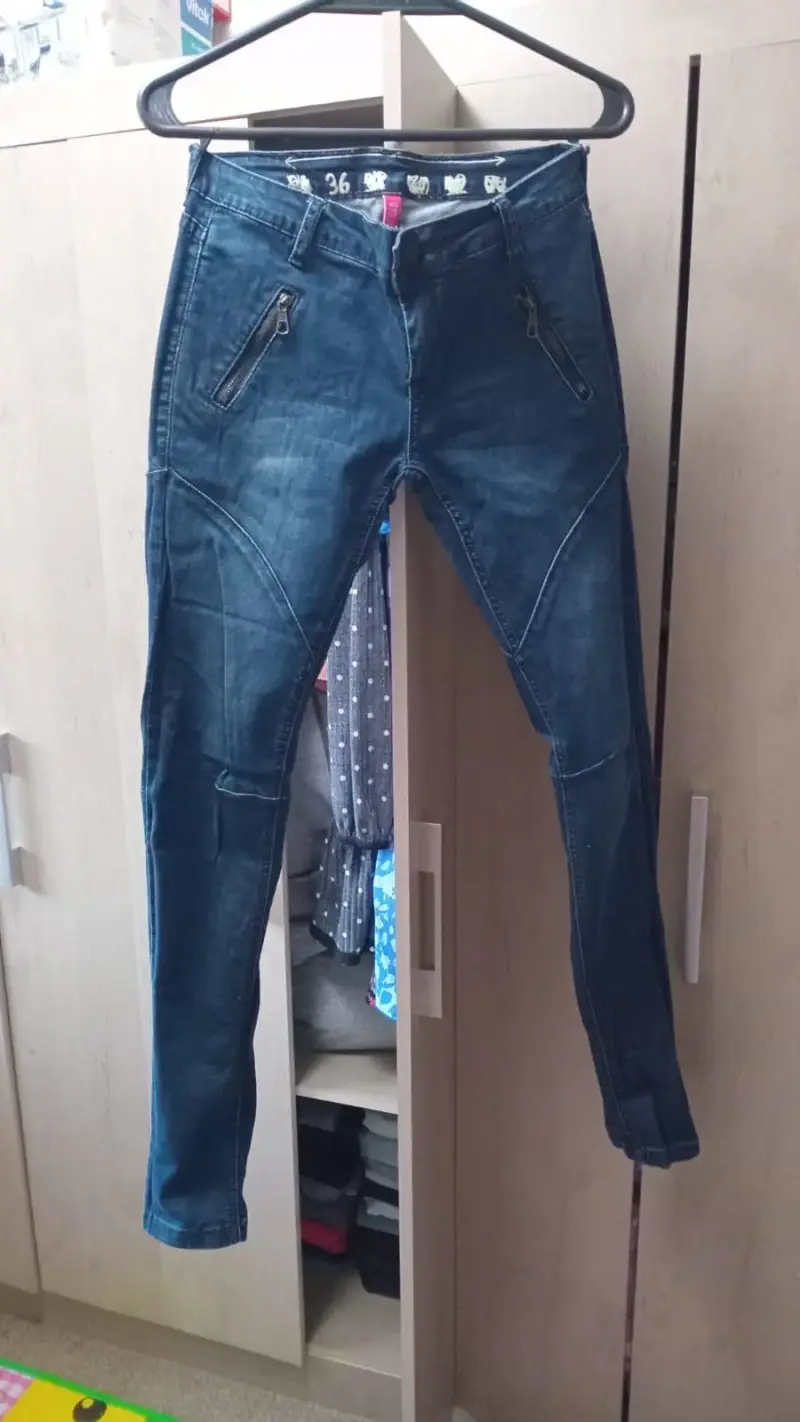 Jeans ajustados azul oscuro con cierres