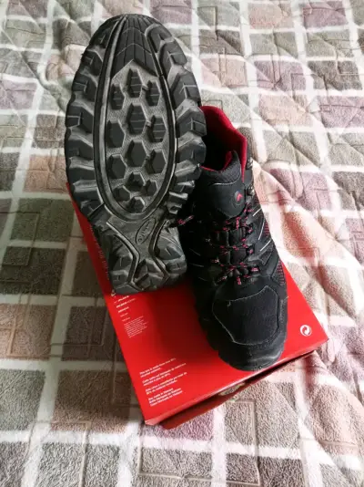 Zapatillas de trekking negras y rojas para hombre - miniatura 1