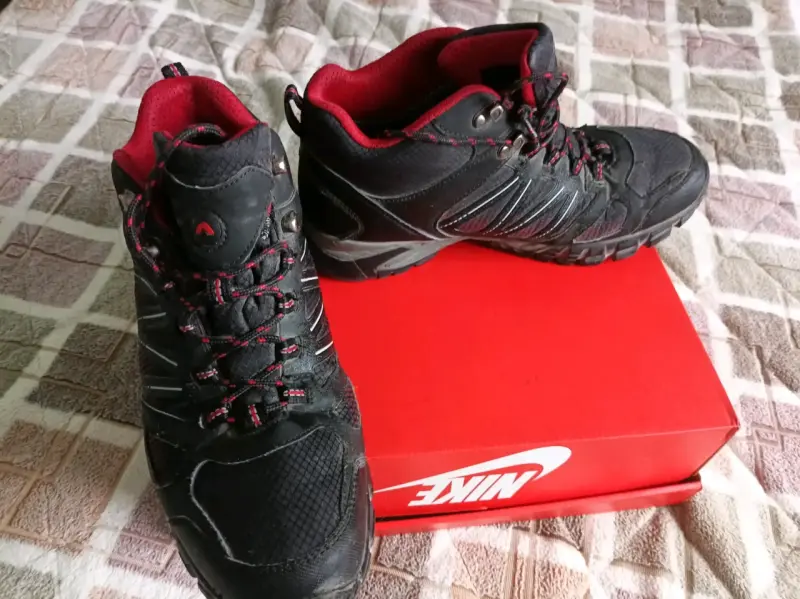 Zapatillas de trekking negras y rojas para hombre - 4