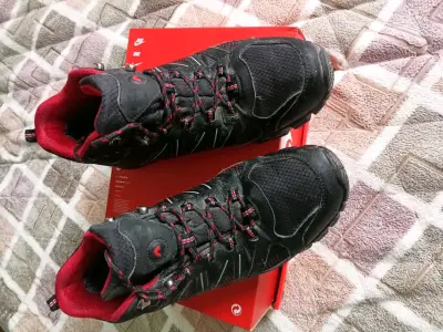 Zapatillas de trekking negras y rojas para hombre - miniatura 5