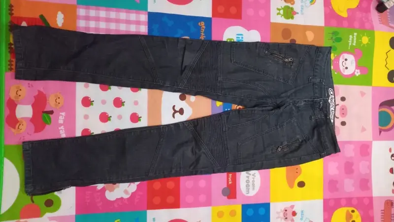 Pantalones de mezclilla oscuros con cremalleras