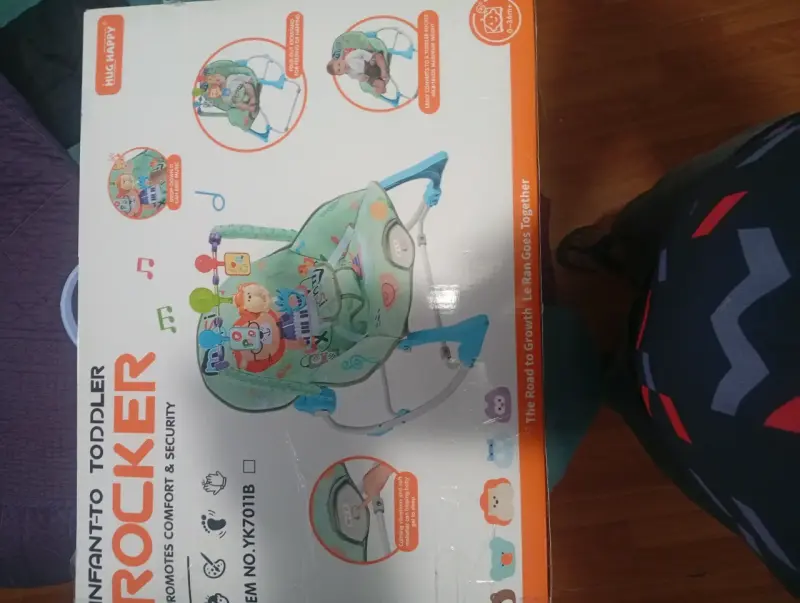 Silla mecedora infantil Hug Happy con juguetes