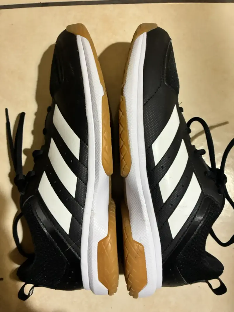 Zapatillas deportivas Adidas negras y blancas - 1