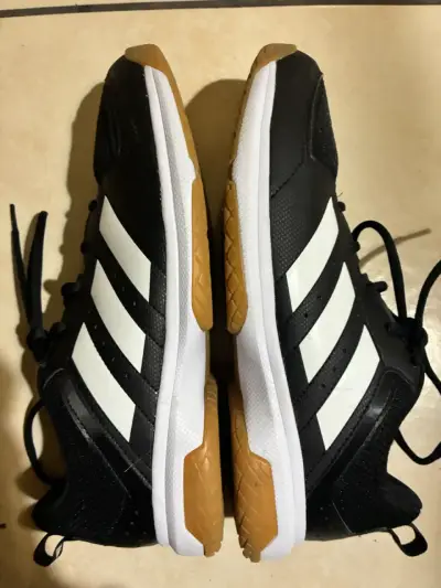 Zapatillas deportivas Adidas negras y blancas - miniatura 1