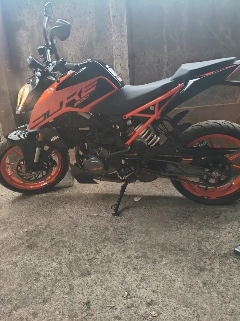 Moto deportiva KTM Duke 200 en excelente estado - 2