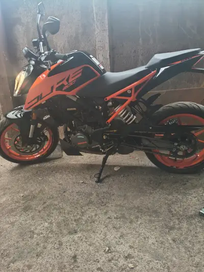 Moto deportiva KTM Duke 200 en excelente estado - miniatura 2