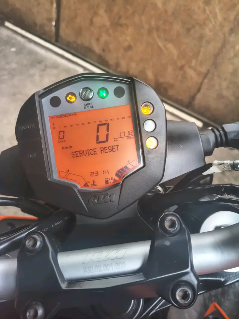 Moto deportiva KTM Duke 200 en excelente estado - 3