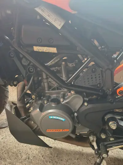 Moto deportiva KTM Duke 200 en excelente estado - miniatura 4