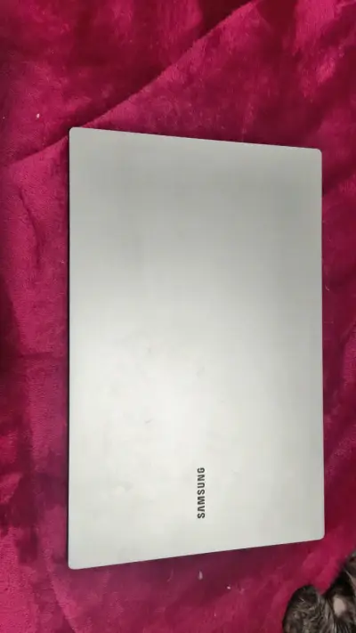 Laptop Samsung con pantalla de 15 pulgadas - miniatura 1