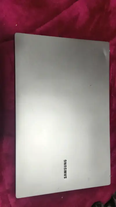 Laptop Samsung con pantalla de 15 pulgadas - miniatura 2