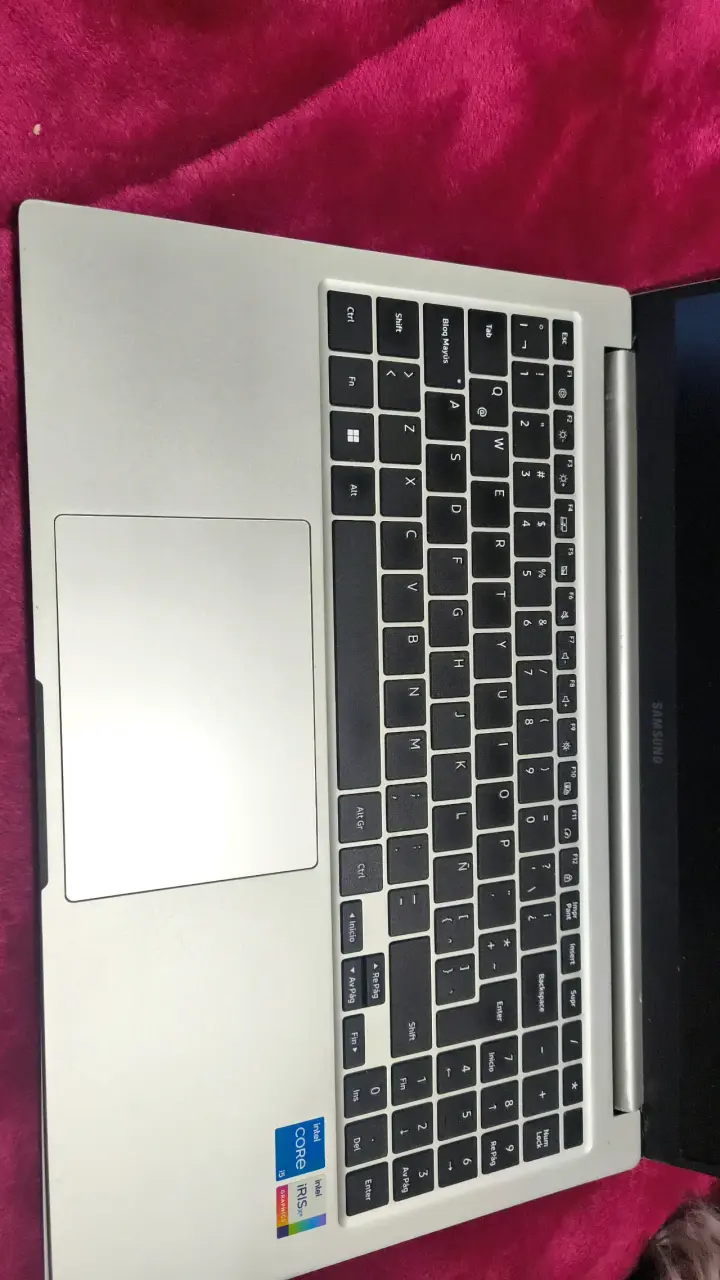 Laptop Samsung con pantalla de 15 pulgadas - 3