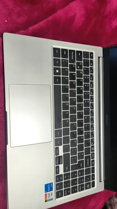 Laptop Samsung con pantalla de 15 pulgadas - miniatura 3