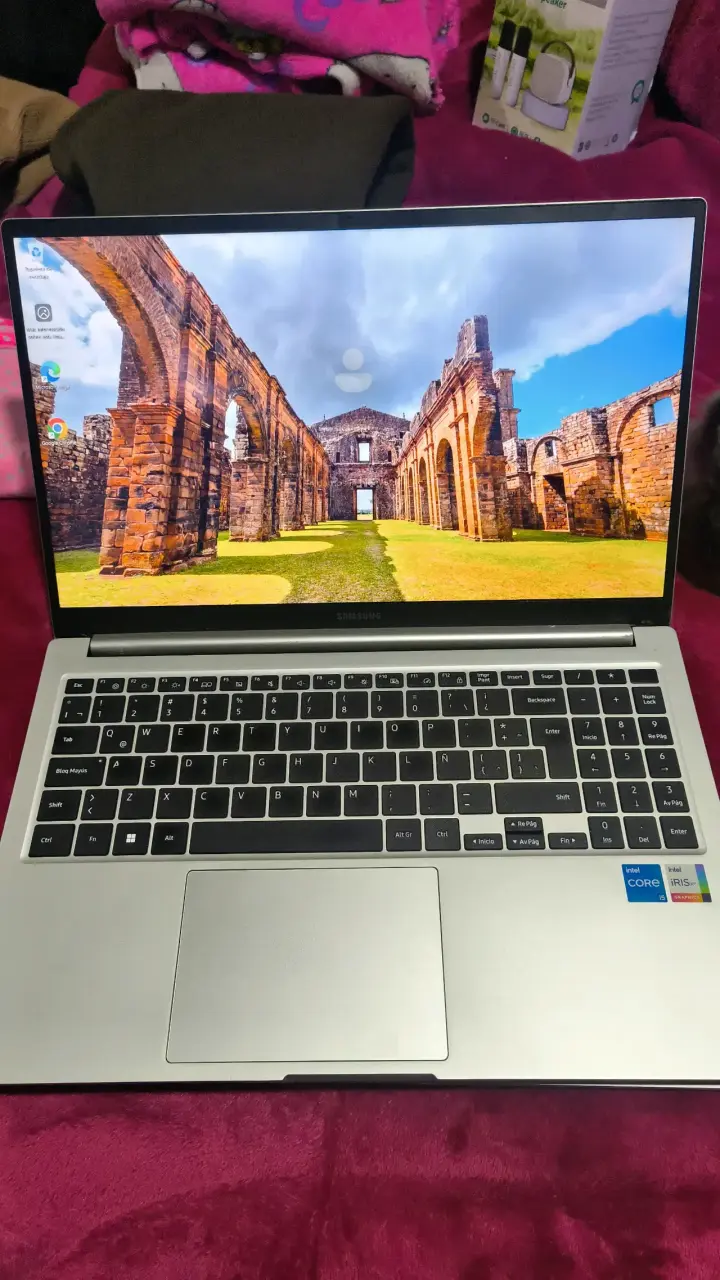 Laptop Samsung con pantalla de 15 pulgadas - 5