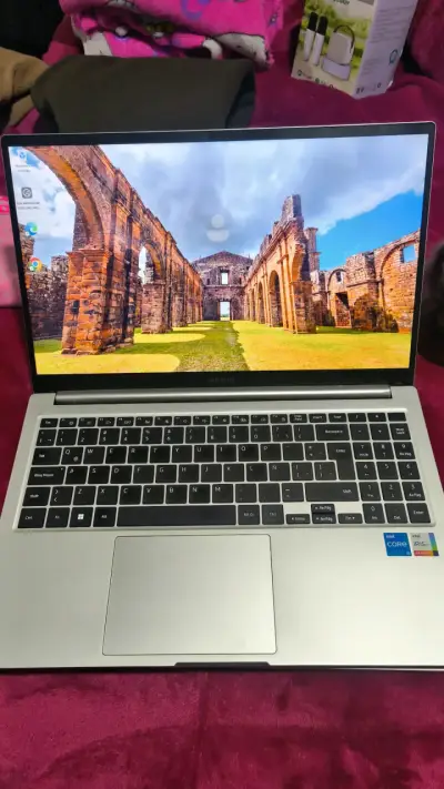 Laptop Samsung con pantalla de 15 pulgadas - miniatura 5