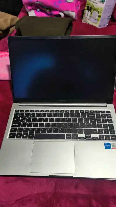 Laptop Samsung con pantalla de 15 pulgadas - miniatura 6