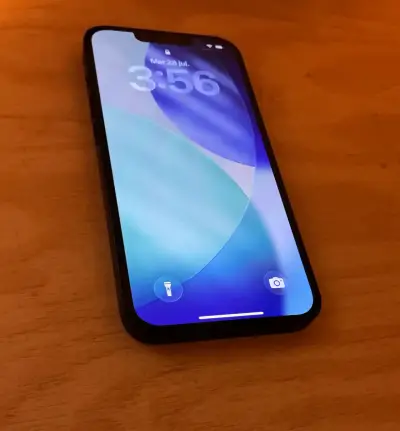 iPhone 13 en excelente estado con caja original - miniatura 3