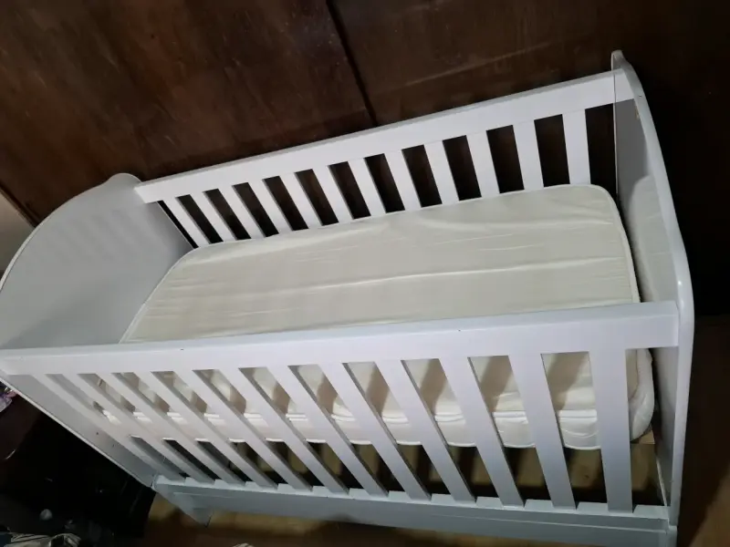 Cuna de madera blanca para bebé en buen estado - 1