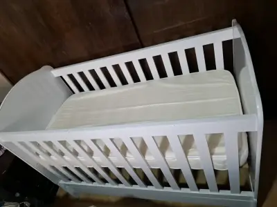 Cuna de madera blanca para bebé en buen estado - miniatura 1