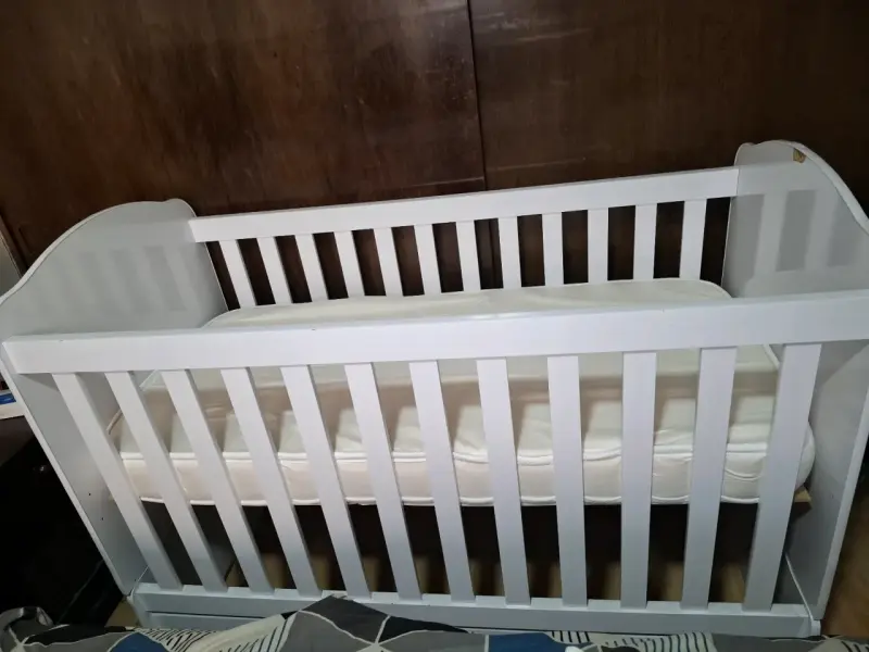 Cuna de madera blanca para bebé en buen estado - 2