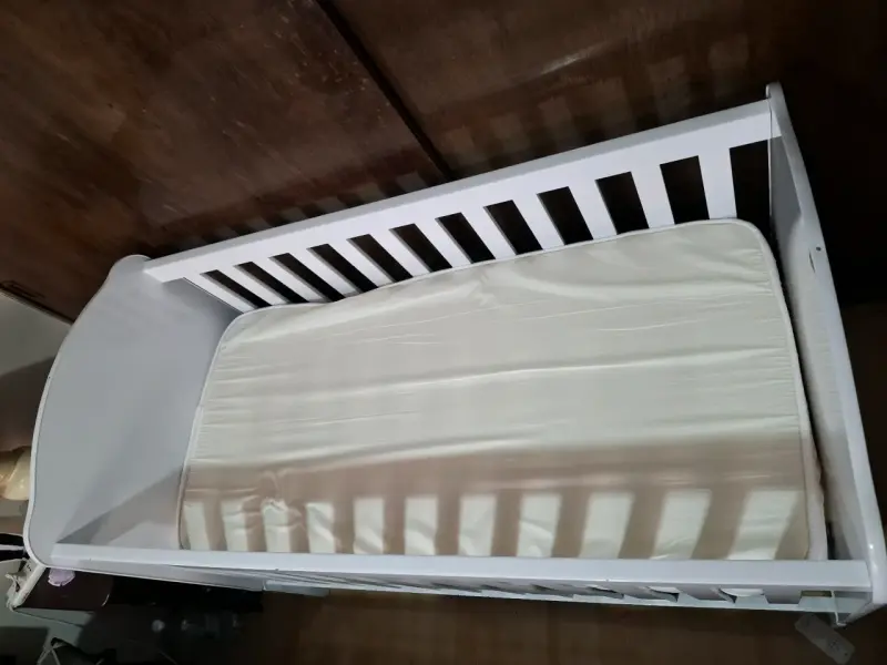 Cuna de madera blanca para bebé en buen estado - 3