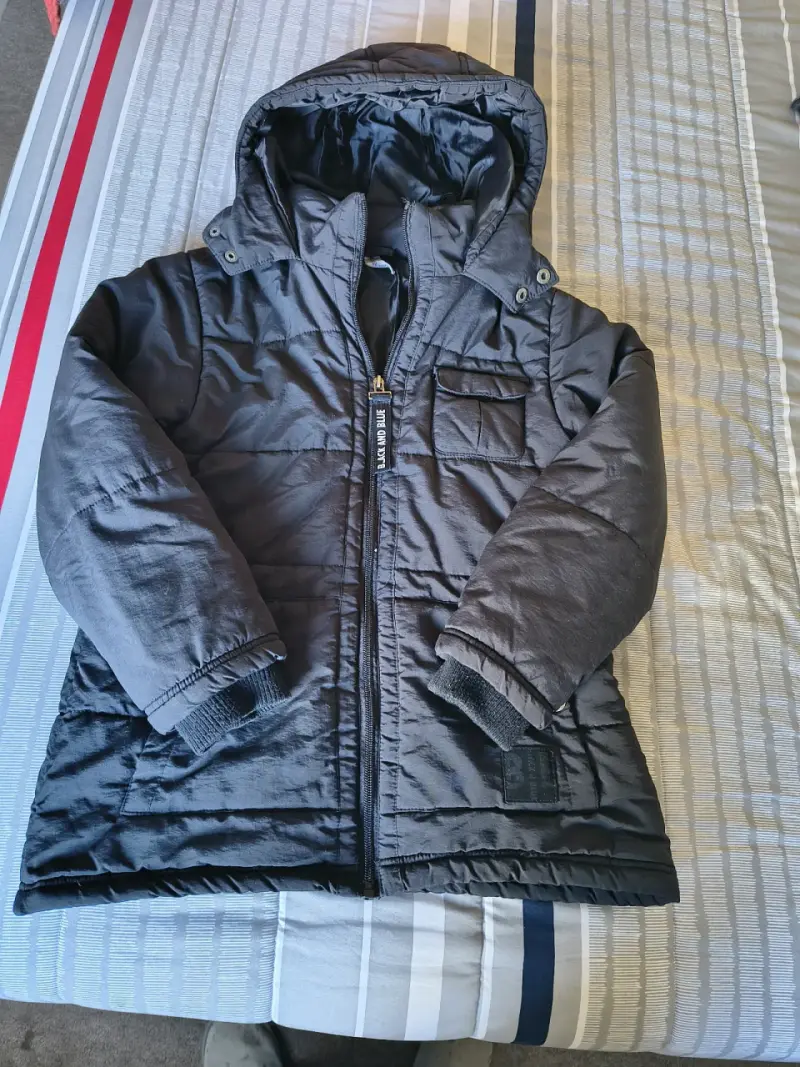 Chaqueta acolchada negra con capucha para niño - 1