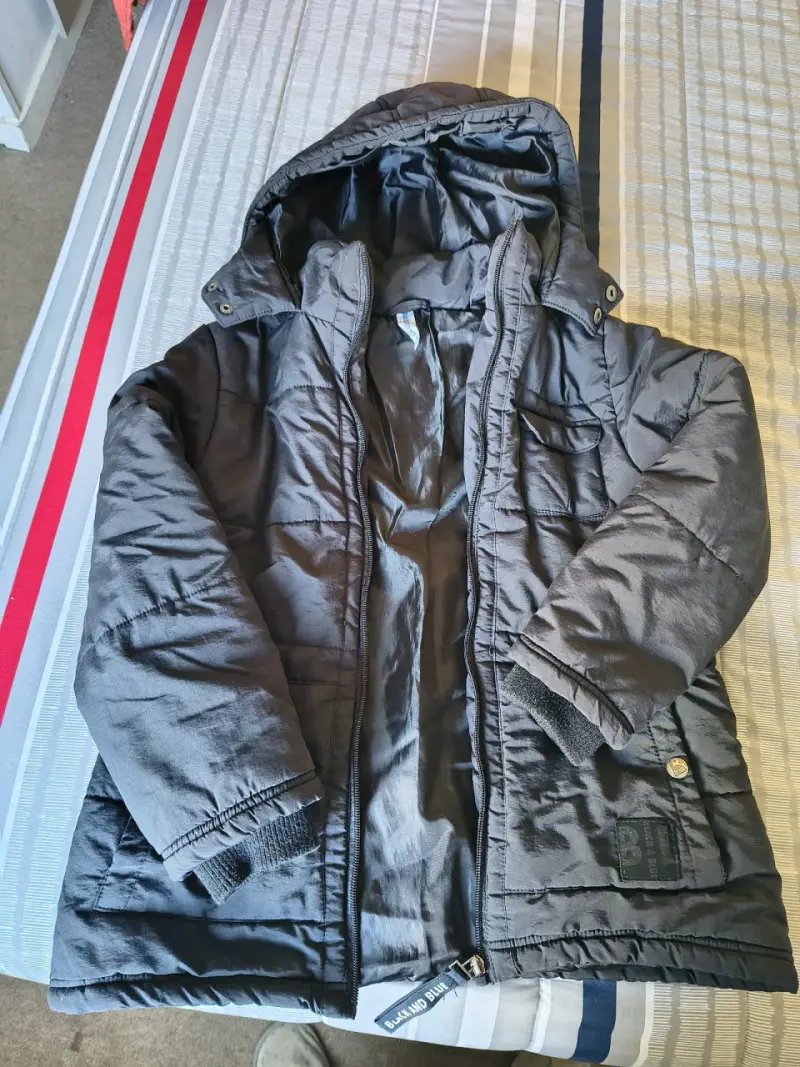Chaqueta acolchada negra con capucha para niño - 2