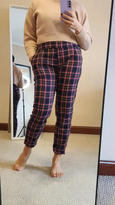 Pantalones a cuadros para mujer en tonos oscuros - miniatura 1