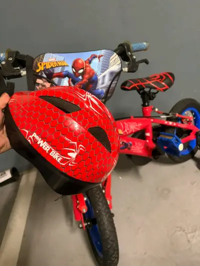 Bicicleta infantil Spider-Man con casco y ruedas de apoyo - miniatura 2
