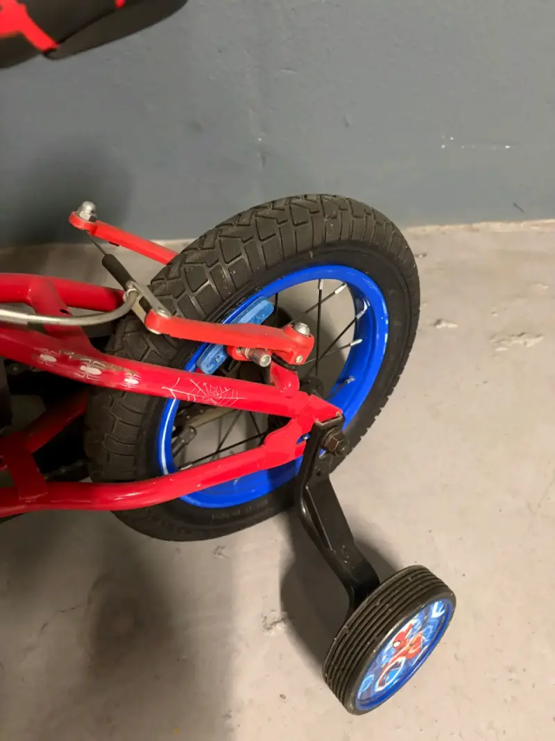 Bicicleta infantil Spider-Man con casco y ruedas de apoyo - 3