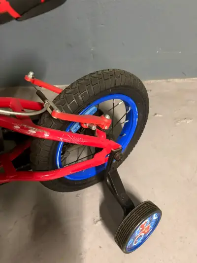 Bicicleta infantil Spider-Man con casco y ruedas de apoyo - miniatura 3
