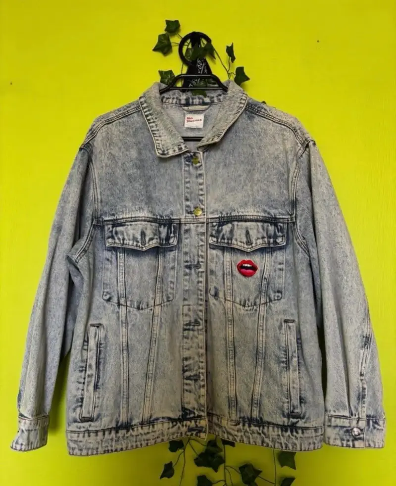 Chaqueta de mezclilla con bordado de ojo y labios - 1