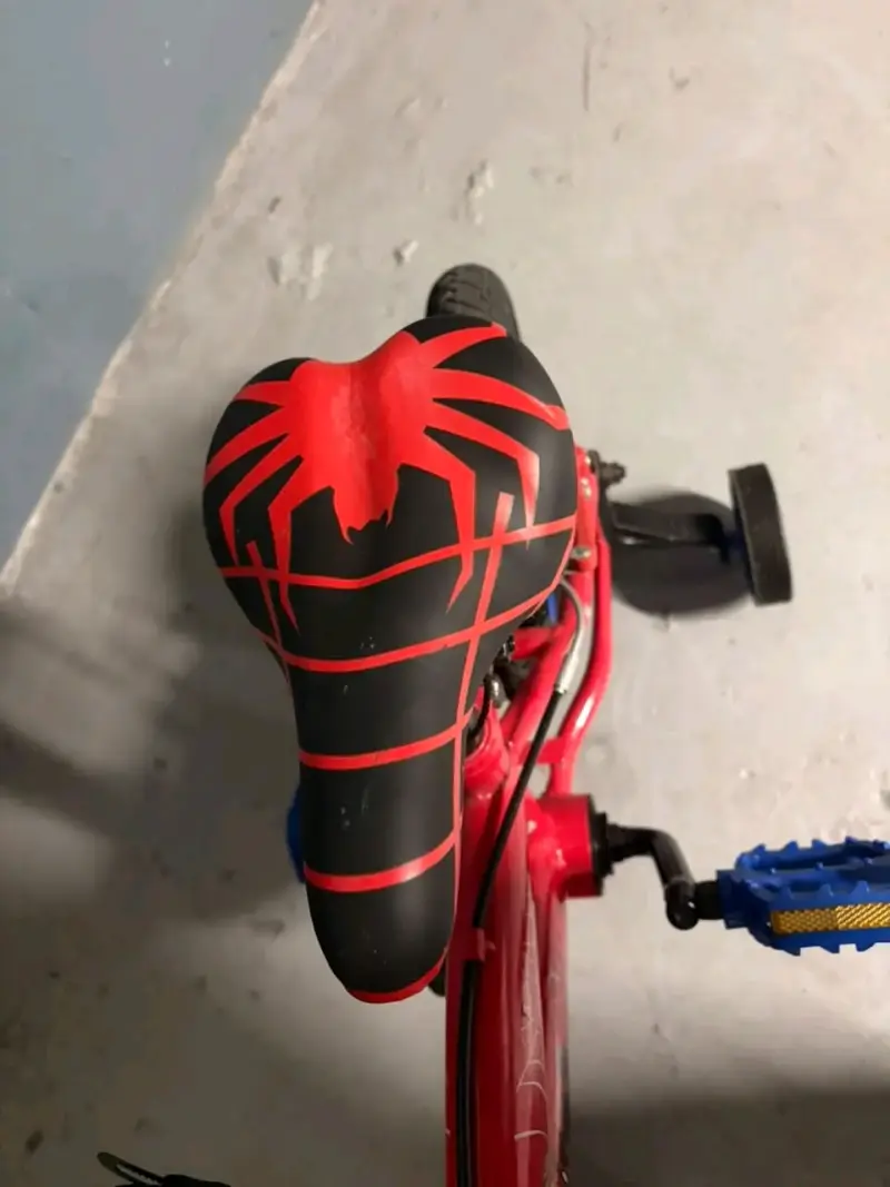 Bicicleta infantil Spider-Man con casco y ruedas de apoyo - 4