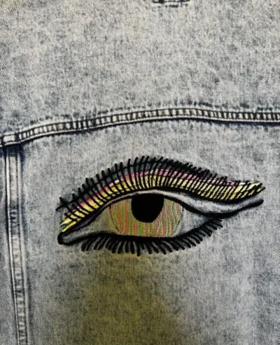Chaqueta de mezclilla con bordado de ojo y labios - miniatura 2