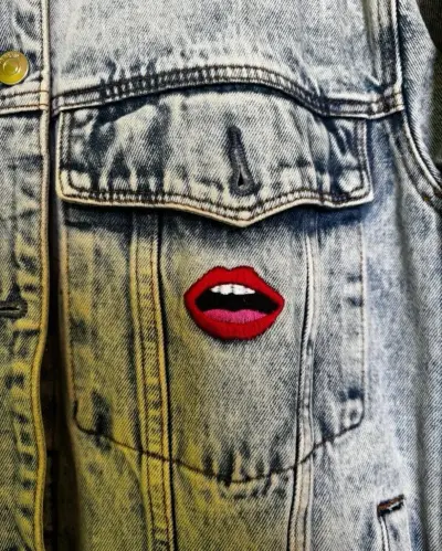 Chaqueta de mezclilla con bordado de ojo y labios - miniatura 3