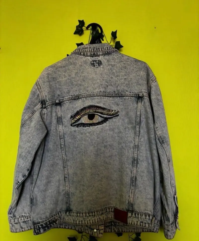Chaqueta de mezclilla con bordado de ojo y labios - 4