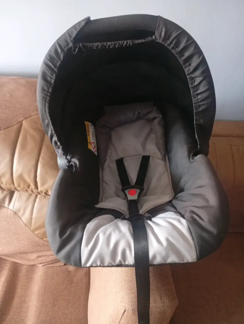 Silla de Auto para Bebé Negra y Gris