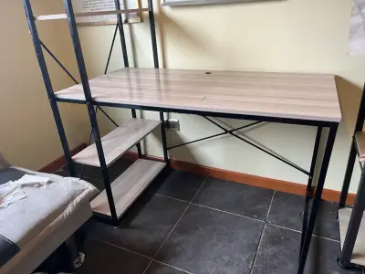 Escritorio con estantería de metal y madera - miniatura 1