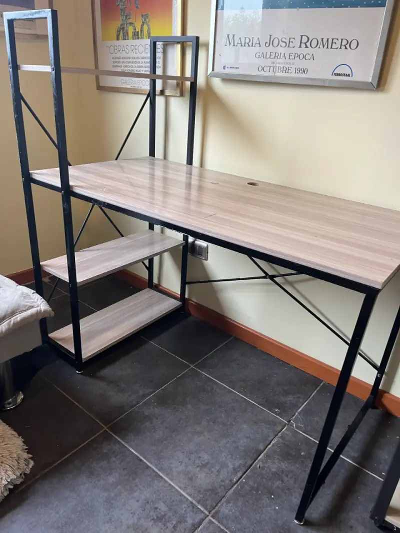 Escritorio con estantería de metal y madera - 2