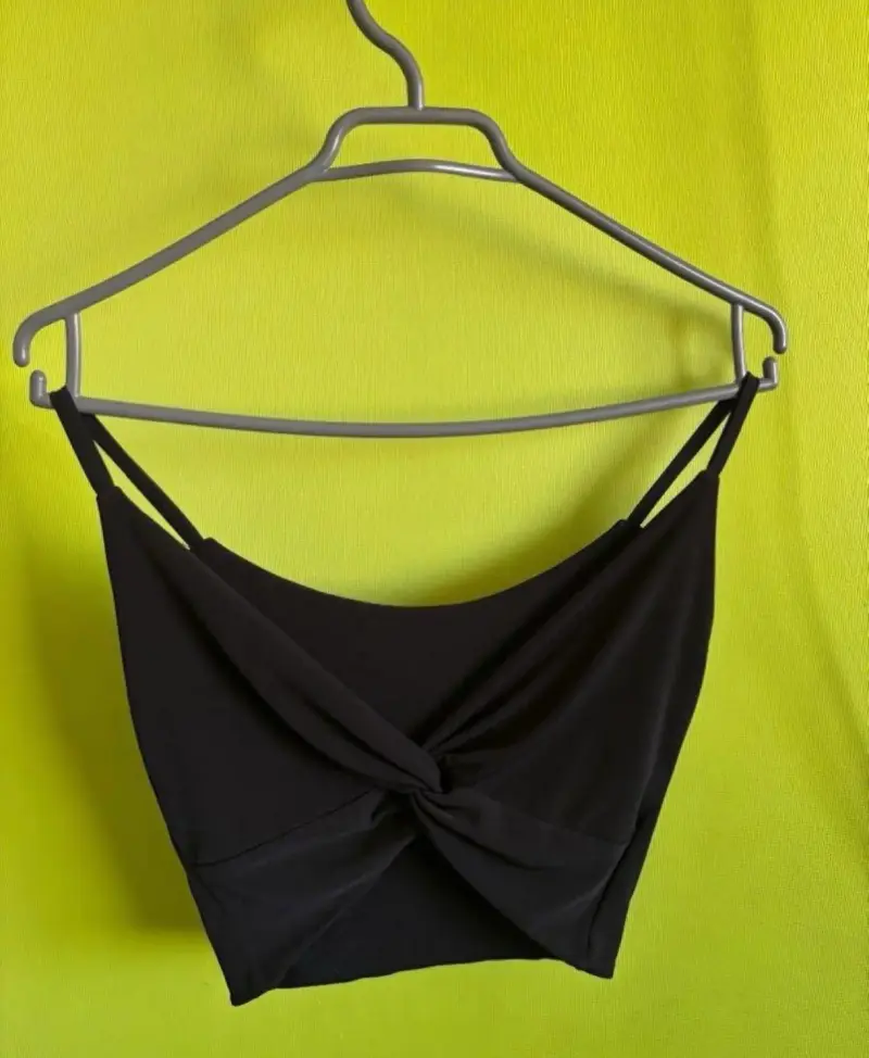 Top negro con diseño de nudo - 1