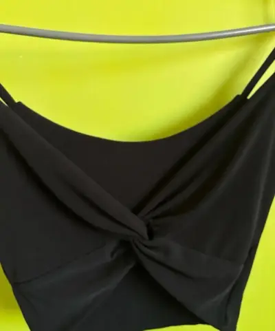 Top negro con diseño de nudo - miniatura 2