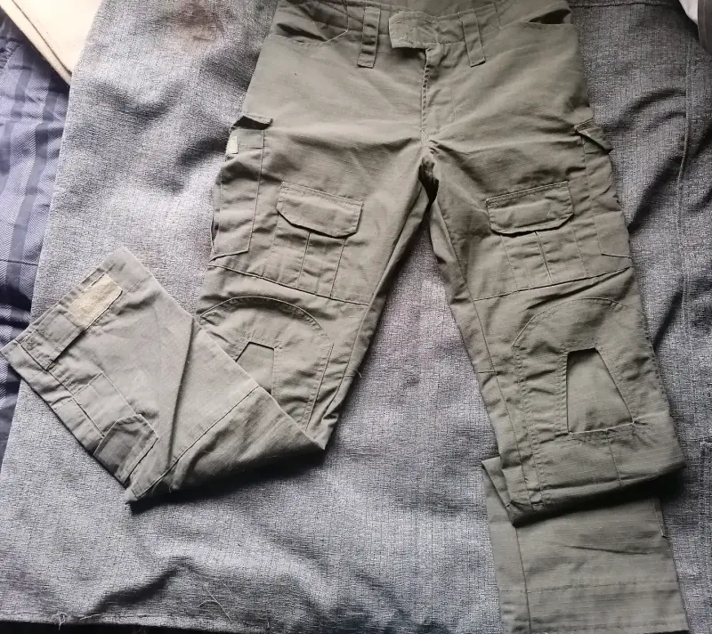Pantalones cargo verde militar con bolsillo - 1