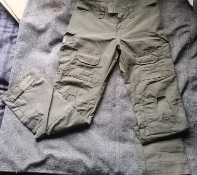 Pantalones cargo verde militar con bolsillo - miniatura 1