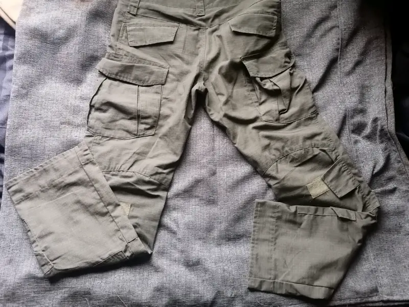 Pantalones cargo verde militar con bolsillo - 2