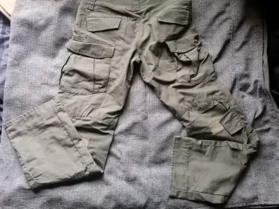 Pantalones cargo verde militar con bolsillo - miniatura 2